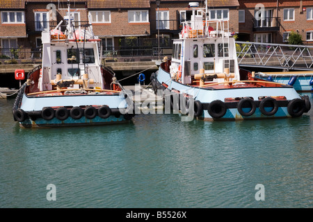Due tug barche ormeggiate nel Dock di campanatura, Portsmouth, Hampshire, Inghilterra. Foto Stock