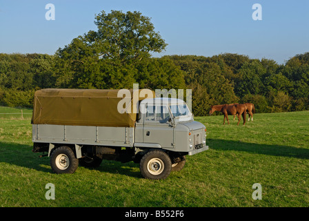 Storico degli anni sessanta Landrover Serie 2b 110 Comando avanzamento NXC Diesel511D della collezione Dunsfold al Dunsfold collezione. Foto Stock