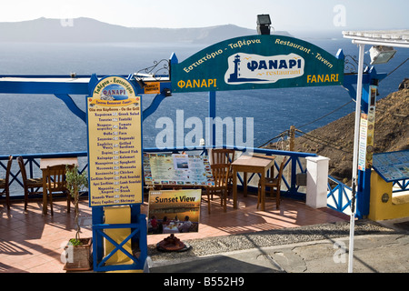 Il ristorante sulla Caldera Fira Santorini Cyclades Grecia Foto Stock