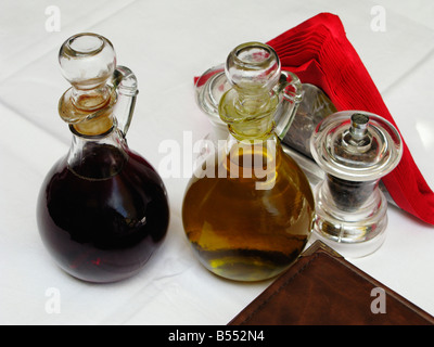 Aceto e Olio d'oliva ad un ristorante Chania Old Town Creta Grecia Foto Stock