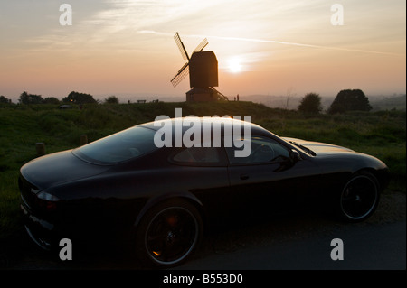 Moderne Jaguar auto al tramonto. Foto Stock