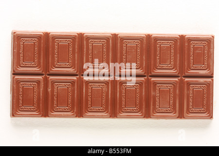 Il cioccolato al latte bar isolato su bianco shot in studio Foto Stock