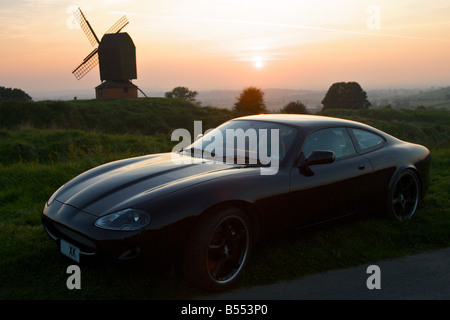 Moderne Jaguar auto al tramonto. Foto Stock