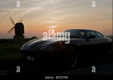 Moderne Jaguar auto al tramonto. Foto Stock