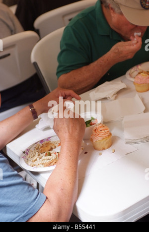 Senzatetto uomini di mangiare un pranzo gratuito presso un rifugio di Bethesda Maryland Foto Stock