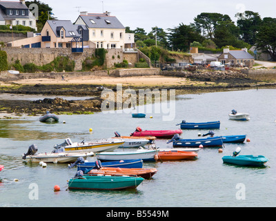 Piccole imbarcazioni ormeggiate a Larmor-Baden, Golfo di Morbihan, Morbihan, in Bretagna, Francia Foto Stock