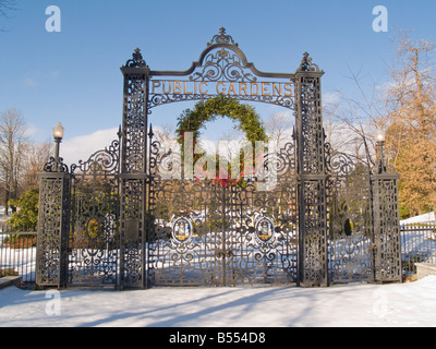 Cancellata in ferro battuto di giardini pubblici - Halifax, Nova Scotia, Canada Foto Stock