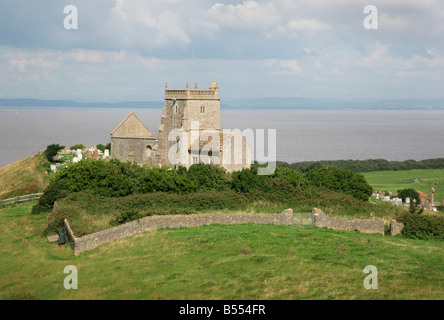 Vecchia chiesa di San Nicola a in salita nei pressi di Weston super Mare Somerset con la Severn estaury oltre Foto Stock