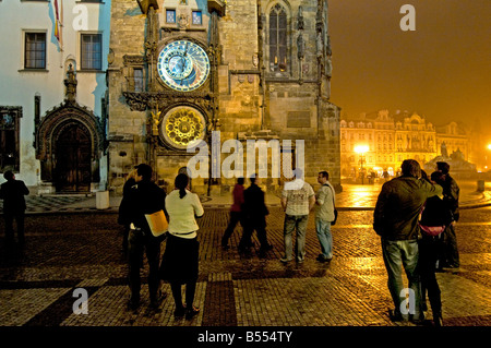 La gente a guardare l'orologio astronomico sul Municipio della Città Vecchia di notte a Praga per solo uso editoriale Foto Stock