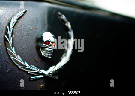 Una chiusura di un cofano modificato ornamento per una vecchia Cadillac funebre convertito in un hot rod. Foto Stock