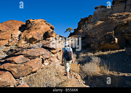 A piedi nella zona di Twyfelfontein in Damaraland Namibia Foto Stock