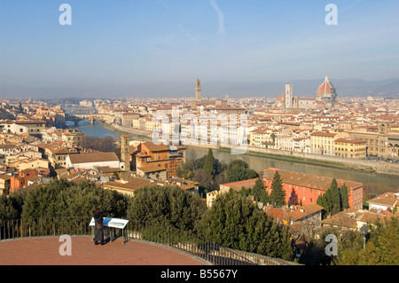 Un ampio paesaggio urbano in vista di Firenze con un turista in primo piano al Piazzale Michelangelo area di visualizzazione. Foto Stock