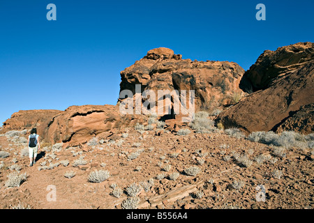 A piedi nella zona di Twyfelfontein in Damaraland Namibia Foto Stock