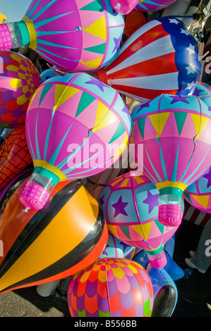 Selezione di una mongolfiera negozio di souvenir a Albuquerque Balloon Fiesta Foto Stock