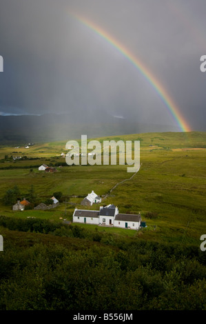 Nuvole temporalesche e un arcobaleno su Ardfernal township guardando ad ovest verso le pappe del Giura Foto Stock