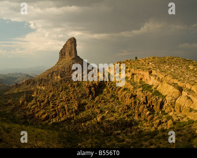 Tessitori ago, superstizione montagne durante la serata monsone. Foto Stock