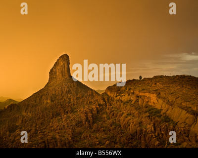 Tessitori ago, superstizione montagne durante la serata monsone. Foto Stock