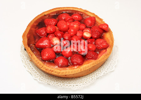 Fresca torta di fragole ripresa dall'alto isolato su bianco Foto Stock