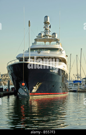 Marina del Rey CA principale canale yachts al dock uomo più grande-resa piccola barca in porto U.S marina yacht di lusso, yacht Foto Stock