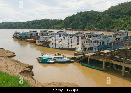 La registrazione delle navi nel porto di Kapit sul fiume Rejang nel cuore del Borneo Sarawak Malaysia Foto Stock