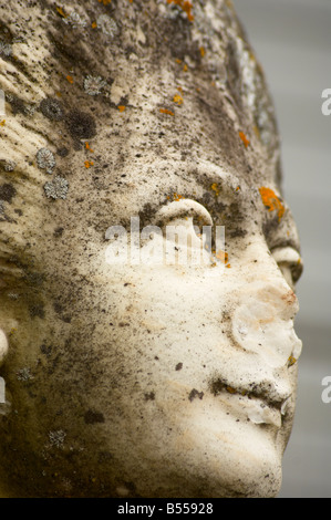 Statua danneggiato al di fuori della parte posteriore del Oldway Mansion in Paignton Devon UK Foto Stock