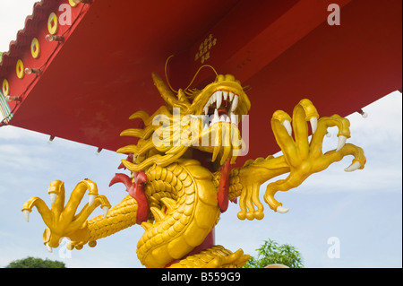 Un pilastro scolpito come un drago all'ingresso di un tempio cinese in Kanowit Sarawak Malaysia Foto Stock