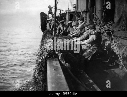 Costa Nord Est Trawlermen heave fino le reti nel Mare del Nord e tutte le mani andare a questo nella speranza che esso sarà un record catchfishi. Maggio 1942 P012254 Foto Stock