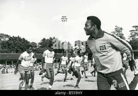 Il calcio brasiliano Pelè eroe della conduzione di una gioventù clinica di coaching a Nairobi in Kenya nel 1976 Foto Stock