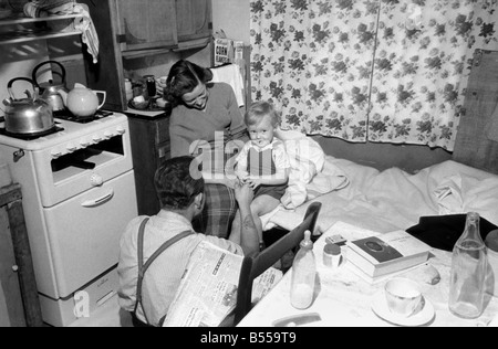 In Paddington tre famiglie condividono una terrazza casa. Le due camere da letto house significa che una famiglia ha dormire in cucina. Ottobre 1953 D6404-004 Foto Stock