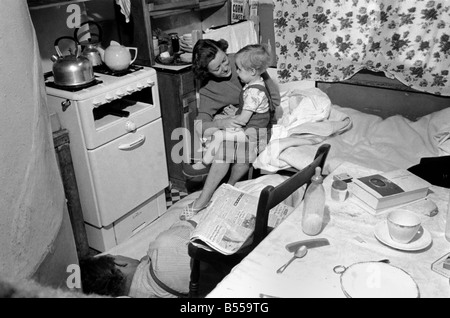 In Paddington tre famiglie condividono una terrazza casa. Le due camere da letto house significa che una famiglia ha dormire in cucina. Ottobre 1953 D6404-006 Foto Stock