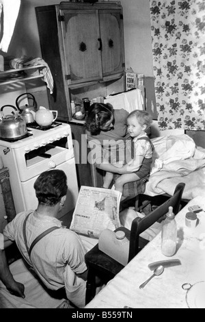 In Paddington tre famiglie condividono una terrazza casa. Le due camere da letto house significa che una famiglia ha dormire in cucina. Ottobre 1953 D6404-007 Foto Stock