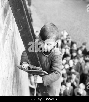 Gli stranieri che passano dalla porta posteriore al n. 7, Vista Ovest, Wallsend-su-Tyne, solitamente gasp con stupore per la figura di un operaio al lavoro re-rivolta verso la parete. Per che operaio è solo 3 anni !! Egli è William Siddle, un bimbo che crede nei giovani di partenza. Egli sta aiutando a ri-punto la casa sotto la supervisione e l'occhio acuto di suo nonno che dice di William, "Egli fa il lavoro buono come qualsiasi cresciuti. Egli è molto accurata e non smettere di lavorare per un secondo, anche quando tutti i ragazzi e le ragazze della scuola arresto opposto a guardare lui sul loro modo home Foto Stock