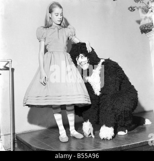 Julia Lockwood è occupato ripassando la parte di Alice nel Paese delle Meraviglie al Kew Teatro per una stagione di matinées. Questo è il suo debutto in palcoscenico. Peter Butterworth sarà il Mad Hatter. Julia che ha giocato in televisione, spera di emulare la madre come attrice di successo sul palco. Dicembre 1953 D7518 Foto Stock