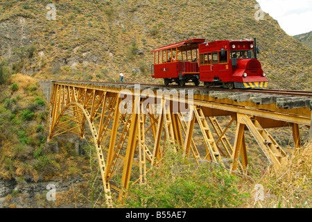 Chaski Antawa (Messenger Treno) attraversando il ponte, Ecuador Foto Stock