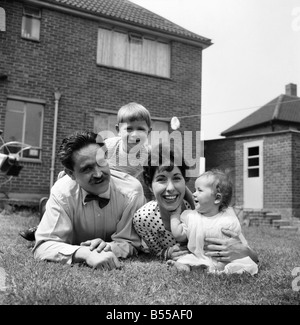 La felice Daily Mirror famiglia: la Repubblica federale di Iugoslavia hanno vissuto nella propria casa al Woodlands Park, Bexley, Kent. Per quattro anni e mezzo. Hanno fatto tutti la decorazione contemporanea all'interno degli stessi. Il sig. Richard Fry anni 37, artista commerciale e la moglie di 27 anni di Marion, prendere lo specchio ogni giorno. Essi hanno due figli, Tony di età compresa tra 3 1/2 e Beverly di età compresa tra i 7 mesi e mezzo. Maggio 1960 M4346-001 Foto Stock