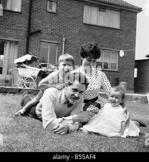 La felice Daily Mirror famiglia: la Repubblica federale di Iugoslavia hanno vissuto nella propria casa al Woodlands Park, Bexley, Kent. Per quattro anni e mezzo. Hanno fatto tutti la decorazione contemporanea all'interno degli stessi. Il sig. Richard Fry anni 37, artista commerciale e la moglie di 27 anni di Marion, prendere lo specchio ogni giorno. Essi hanno due figli, Tony di età compresa tra 3 1/2 e Beverly di età compresa tra i 7 mesi e mezzo. Maggio 1960 M4346-002 Foto Stock