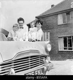 La felice Daily Mirror famiglia: la Repubblica federale di Iugoslavia hanno vissuto nella propria casa al Woodlands Park, Bexley, Kent. Per quattro anni e mezzo. Hanno fatto tutti la decorazione contemporanea all'interno degli stessi. Il sig. Richard Fry anni 37, artista commerciale e la moglie di 27 anni di Marion, prendere lo specchio ogni giorno. Essi hanno due figli, Tony di età compresa tra 3 1/2 e Beverly di età compresa tra i 7 mesi e mezzo. Maggio 1960 M4346-004 Foto Stock