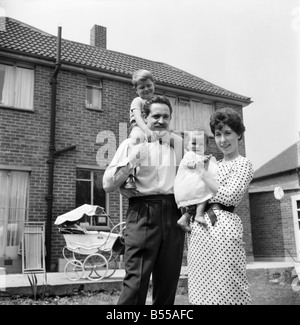 La felice Daily Mirror famiglia: la Repubblica federale di Iugoslavia hanno vissuto nella propria casa al Woodlands Park, Bexley, Kent. Per quattro anni e mezzo. Hanno fatto tutti la decorazione contemporanea all'interno degli stessi. Il sig. Richard Fry anni 37, artista commerciale e la moglie di 27 anni di Marion, prendere lo specchio ogni giorno. Essi hanno due figli, Tony di età compresa tra 3 1/2 e Beverly di età compresa tra i 7 mesi e mezzo. Maggio 1960 M4346-005 Foto Stock