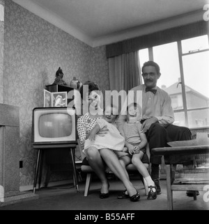 La felice Daily Mirror famiglia: la Repubblica federale di Iugoslavia hanno vissuto nella propria casa al Woodlands Park, Bexley, Kent. Per quattro anni e mezzo. Hanno fatto tutti la decorazione contemporanea all'interno degli stessi. Il sig. Richard Fry anni 37, artista commerciale e la moglie di 27 anni di Marion, prendere lo specchio ogni giorno. Essi hanno due figli, Tony di età compresa tra 3 1/2 e Beverly di età compresa tra i 7 mesi e mezzo. Maggio 1960 M4346-006 Foto Stock