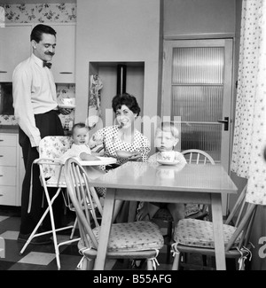 La felice Daily Mirror famiglia: la Repubblica federale di Iugoslavia hanno vissuto nella propria casa al Woodlands Park, Bexley, Kent. Per quattro anni e mezzo. Hanno fatto tutti la decorazione contemporanea all'interno degli stessi. Il sig. Richard Fry anni 37, artista commerciale e la moglie di 27 anni di Marion, prendere lo specchio ogni giorno. Essi hanno due figli, Tony di età compresa tra 3 1/2 e Beverly di età compresa tra i 7 mesi e mezzo. Maggio 1960 M4346-007 Foto Stock