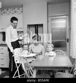 La felice Daily Mirror famiglia: la Repubblica federale di Iugoslavia hanno vissuto nella propria casa al Woodlands Park, Bexley, Kent. Per quattro anni e mezzo. Hanno fatto tutti la decorazione contemporanea all'interno degli stessi. Il sig. Richard Fry anni 37, artista commerciale e la moglie di 27 anni di Marion, prendere lo specchio ogni giorno. Essi hanno due figli, Tony di età compresa tra 3 1/2 e Beverly di età compresa tra i 7 mesi e mezzo. Maggio 1960 M4346-008 Foto Stock