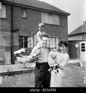 La felice Daily Mirror famiglia: la Repubblica federale di Iugoslavia hanno vissuto nella propria casa al Woodlands Park, Bexley, Kent. Per quattro anni e mezzo. Hanno fatto tutti la decorazione contemporanea all'interno degli stessi. Il sig. Richard Fry anni 37, artista commerciale e la moglie di 27 anni di Marion, prendere lo specchio ogni giorno. Essi hanno due figli, Tony di età compresa tra 3 1/2 e Beverly di età compresa tra i 7 mesi e mezzo. Maggio 1960 M4346-009 Foto Stock