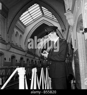 La criminalità nelle carceri: carcere Officer John Gaynor al lavoro nel carcere di Strangeways, Manchester. Novembre 1969 Z12020-001 Foto Stock