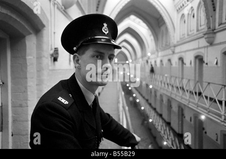 La criminalità nelle carceri: carcere Officer John Gaynor al lavoro nel carcere di Strangeways, Manchester. Novembre 1969 Z12020-005 Foto Stock