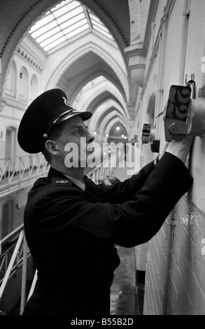 La criminalità nelle carceri: carcere Officer John Gaynor al lavoro nel carcere di Strangeways, Manchester. Novembre 1969 Z12020-008 Foto Stock