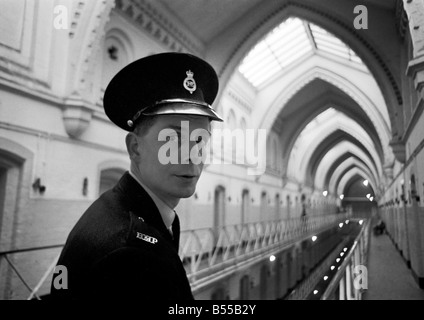 La criminalità nelle carceri: carcere Officer John Gaynor al lavoro nel carcere di Strangeways, Manchester. Novembre 1969 Z12020-016 Foto Stock