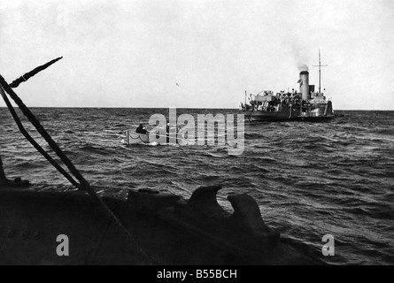 La flotta di pesca aiuta il Navy.. Una buona volta merita un altro e qui si vede una piccola imbarcazione lasciando minesweeper nel Mare del Nord sul modo in cui il peschereccio di accettare alcune ceste di pesce per l'equipaggio. Basta un po' di apprezzamento per gli uomini che spazzano via le mine vaganti e rendere il Mare del Nord più sicuro per i loro colleghi di pesca. Maggio 1942 P012256 Foto Stock