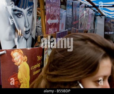 Poster Memorabelia stallo a Portobello Road street market Londra Foto Stock