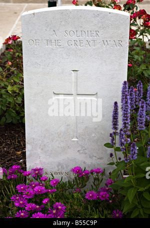 Tomba di un soldato sconosciuto Tyne Cot British War Memorial Cemetery Belgio Foto Stock