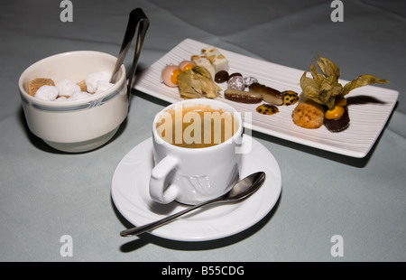 Nero caffè con zollette di zucchero nella ciotola con le tenaglie e  caramelle sul tavolo Belgio Foto stock - Alamy